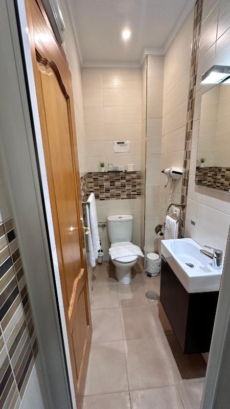 Economy Double Room image 4