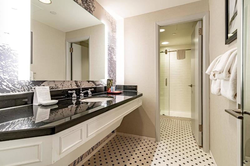 Standard King Room image 3
