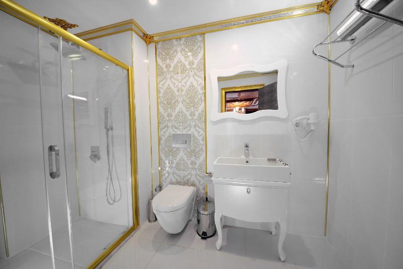 Deluxe Suite image 2