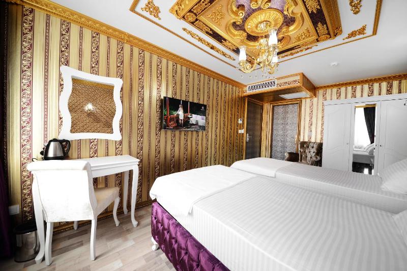Deluxe Triple Room image 3