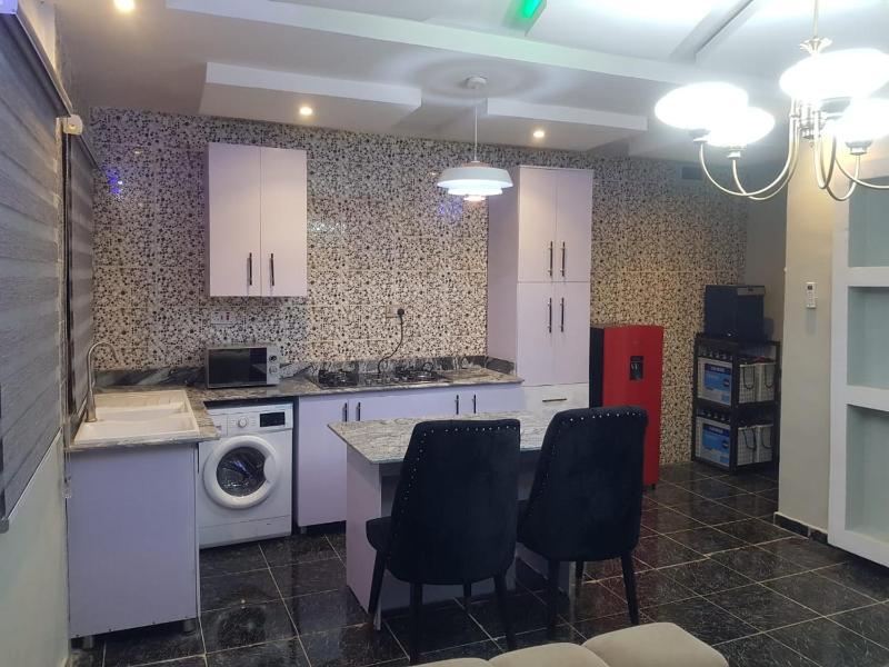 3JD Lavishly Furnished 1-Bed Apt - image 6
