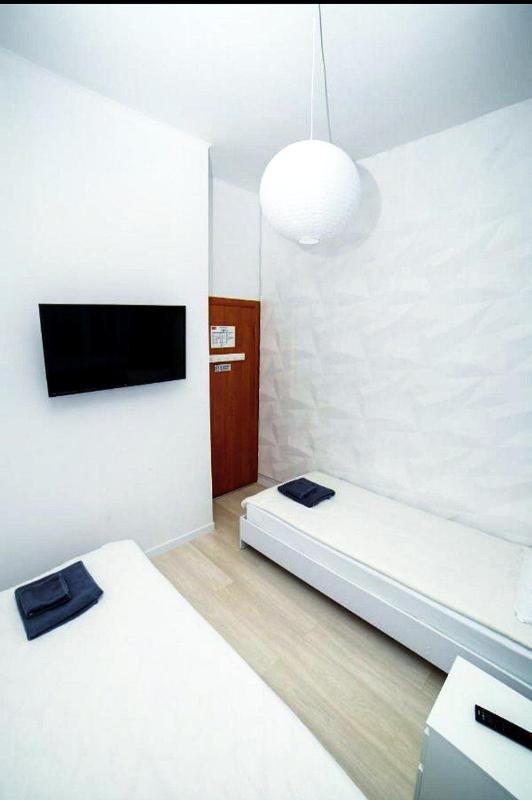 Twin Room image 4