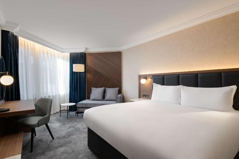 Refurbished Executive King Room image 4