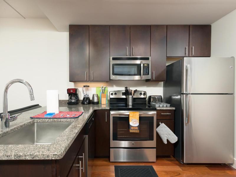 Cozy Fully Furnished 2 Bedroom 2 Bathroom Apartment apts - image 12