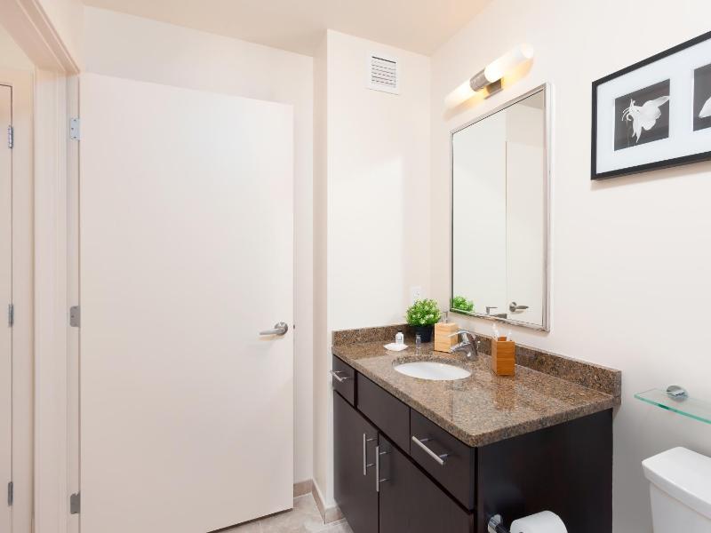 Cozy Fully Furnished 2 Bedroom 2 Bathroom Apartment apts - image 4