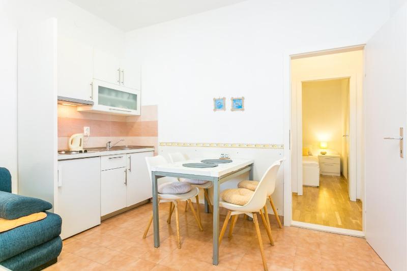 One-Bedroom Apartment with Terrace and Sea View image 4