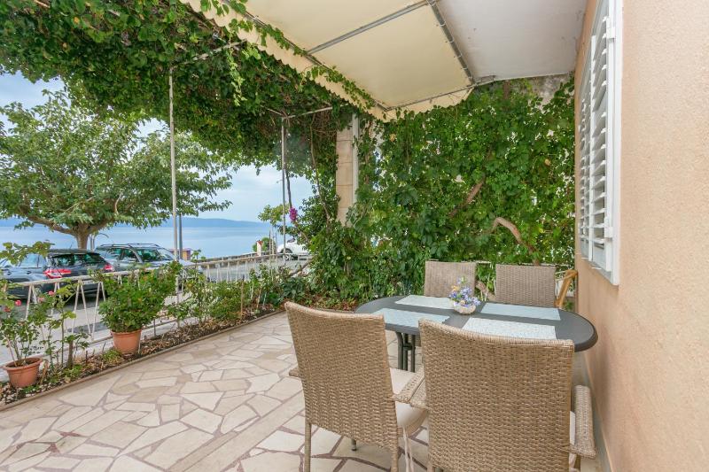 One-Bedroom Apartment with Terrace and Sea View image 3