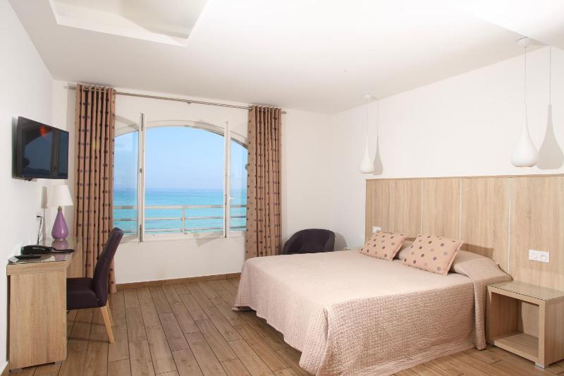 Comfort Double Room with Sea View image 3