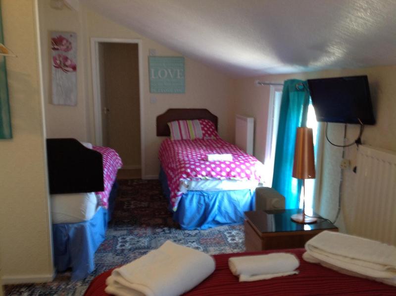 Classic Quadruple Room image 3