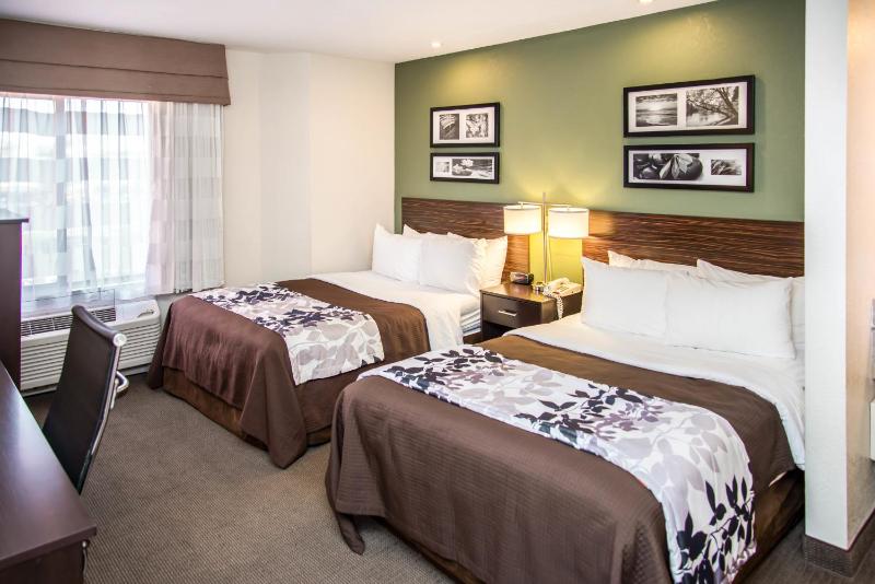 Standard Queen Room with Two Queen Rooms - Non-Smoking image 2