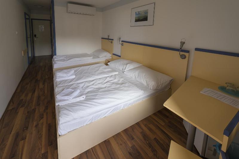 Basic Triple Room image 1