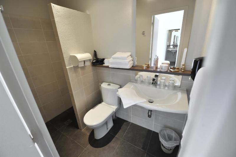 Twin Room image 4