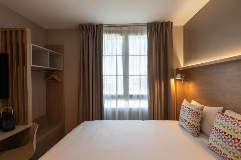 Standard Double Room image 3