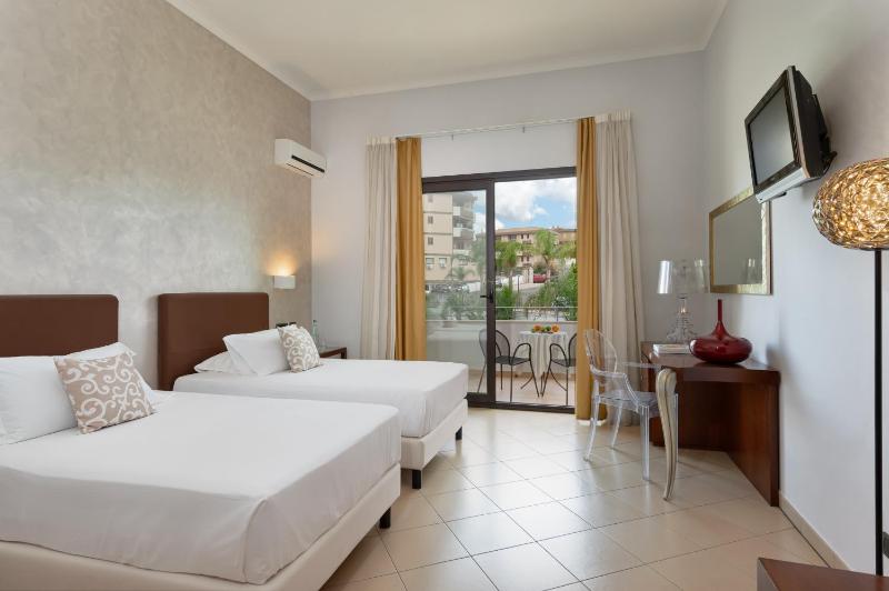 Double or Twin Room image 4