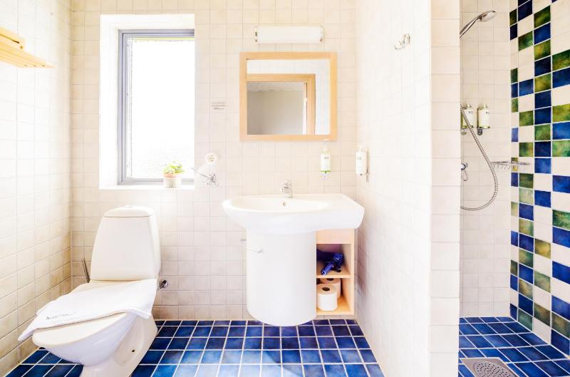 Small Twin Room image 2