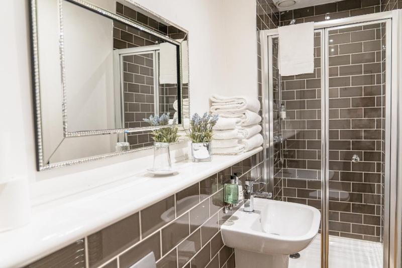 Luxury Two-Bedroom Apartment image 1