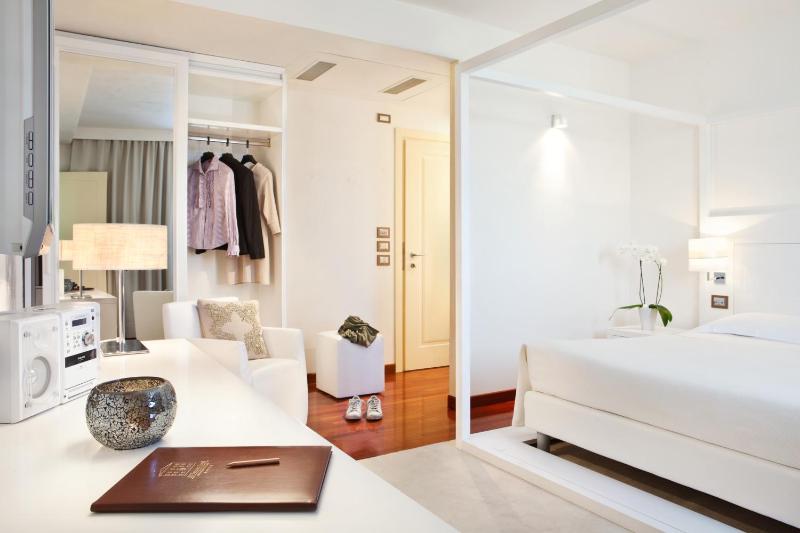 Deluxe Double Room image 3