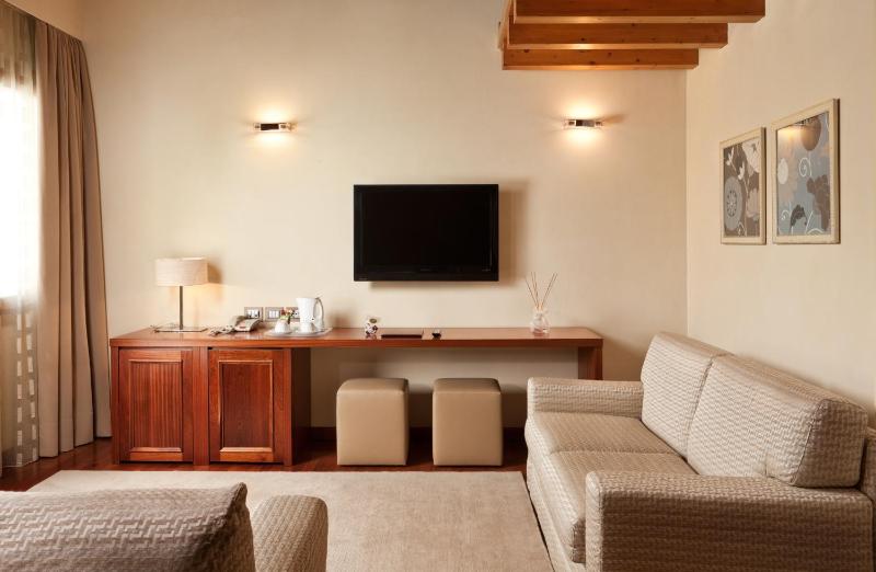 Superior King Suite image 4