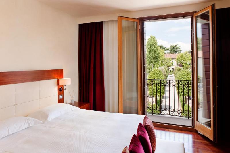 Superior Double Room image 2