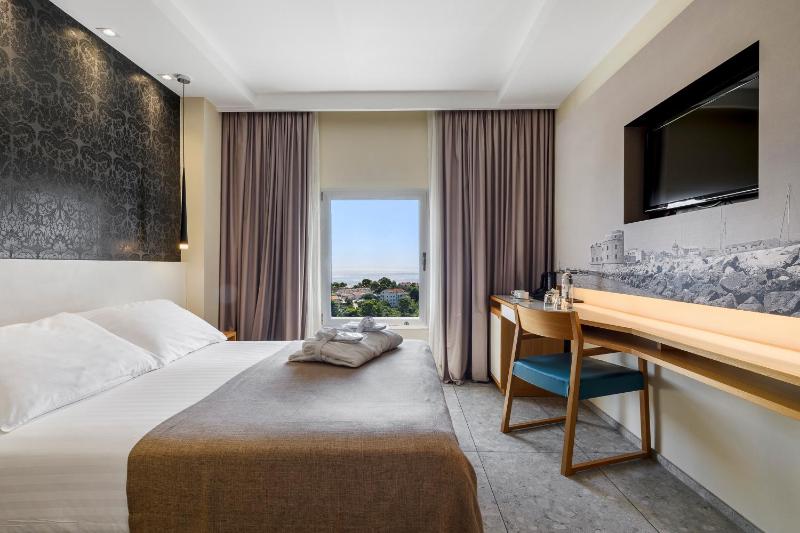 Double or Twin Room image 3