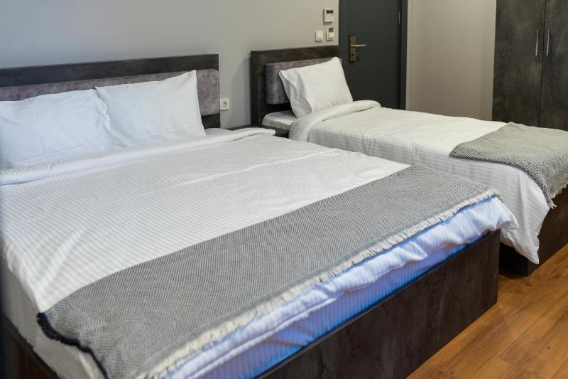 Deluxe Triple Room image 2