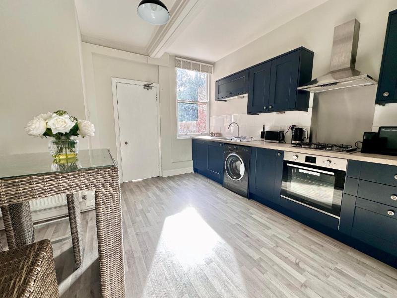 One-Bedroom Apartment image 3