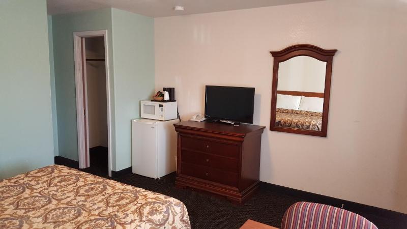 Queen Room - Non-Smoking image 3