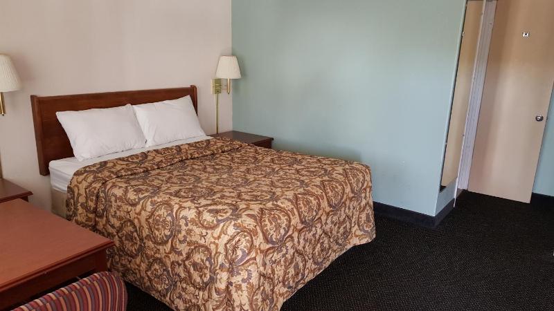 Queen Room - Non-Smoking image 4