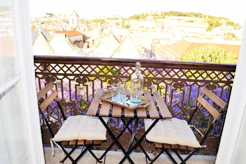 Deluxe Double Room with Balcony image 4