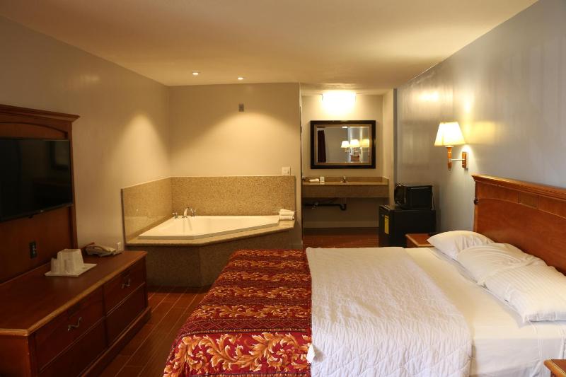 King Suite with Spa Bath image 3