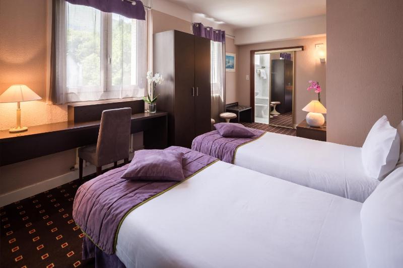 Double or Twin Room image 4