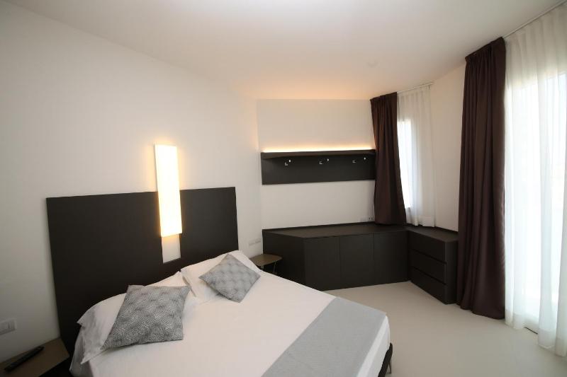 Deluxe One-Bedroom Apartment image 4