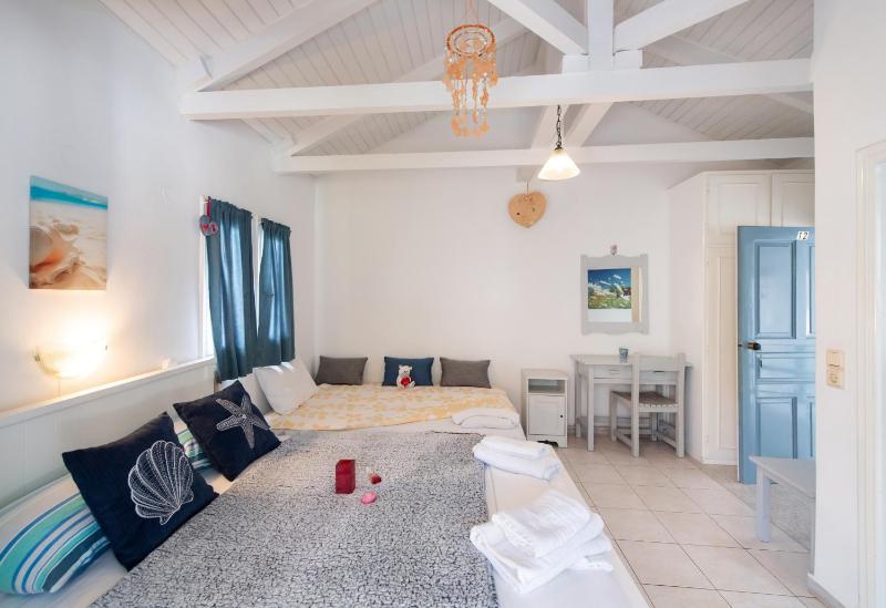 Triple Room with Balcony image 2