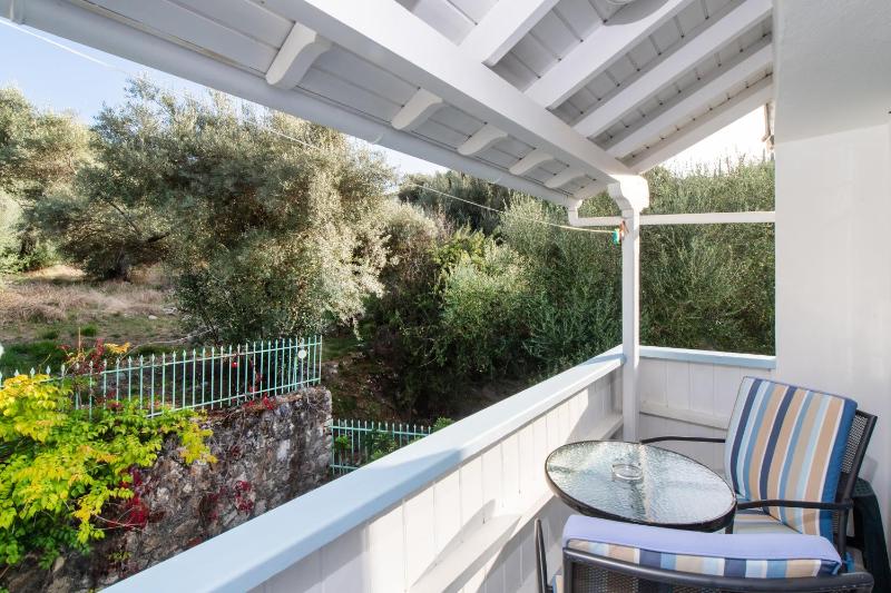 Triple Room with Balcony image 4