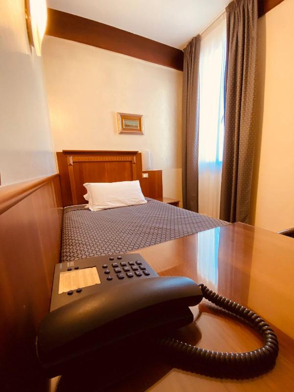 Single Room with Sea View image 4