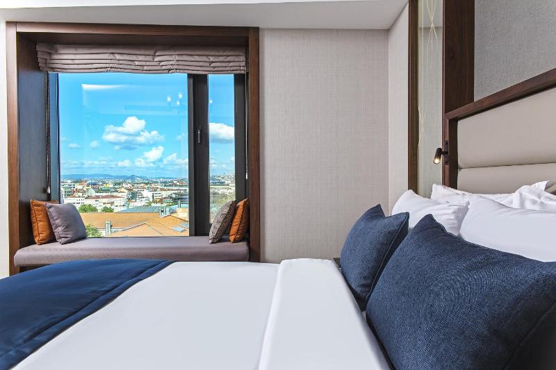 Deluxe Double or Twin Room with Sea View image 3