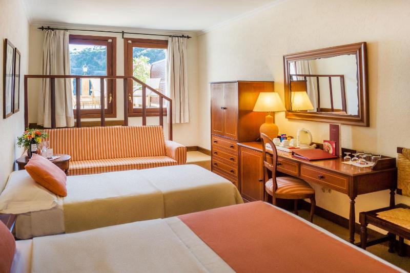 Triple Room with Balcony image 4