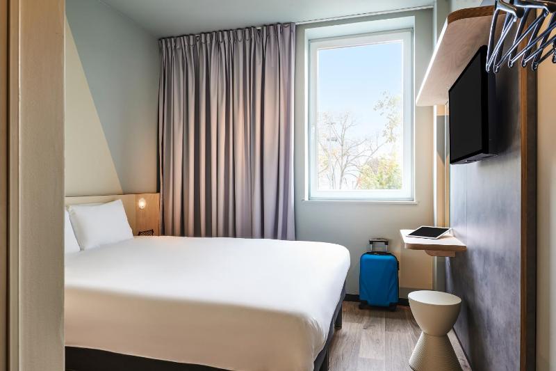 Classic Double Room image 2