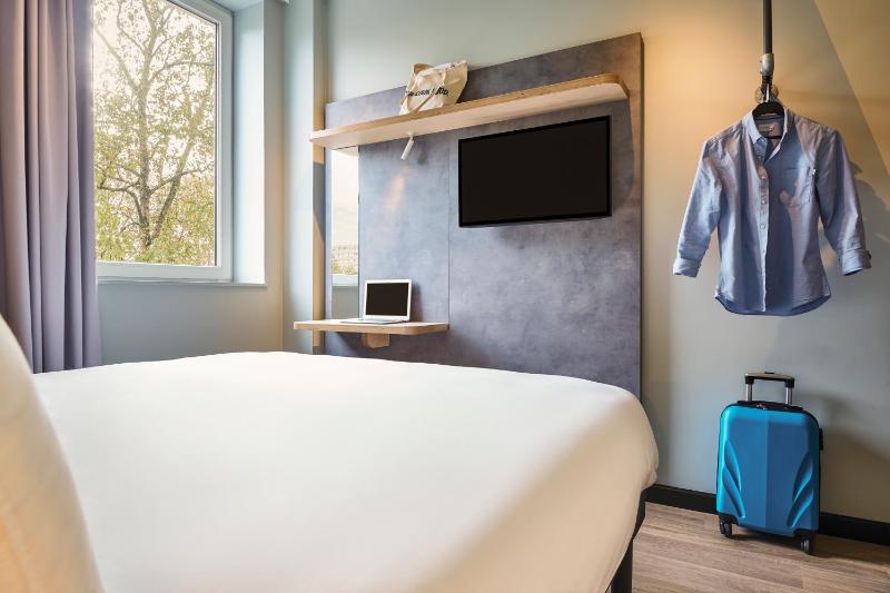 Classic Double Room image 3