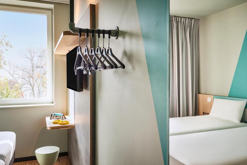 Twin Room image 2