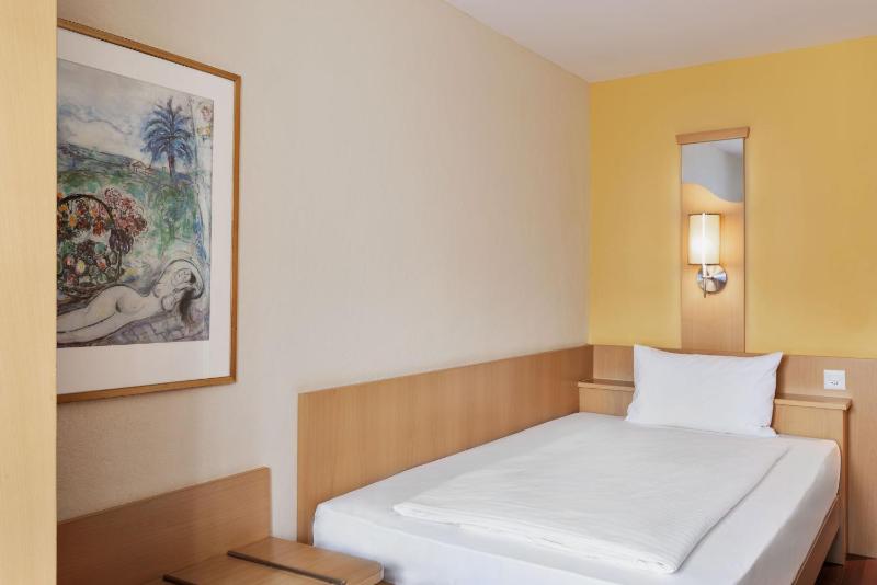 Single Room image 3