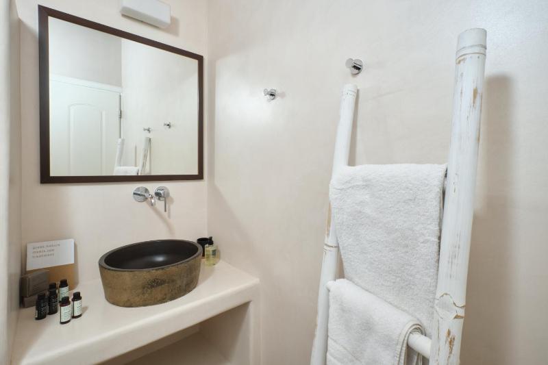 Double Room with Sea View image 4