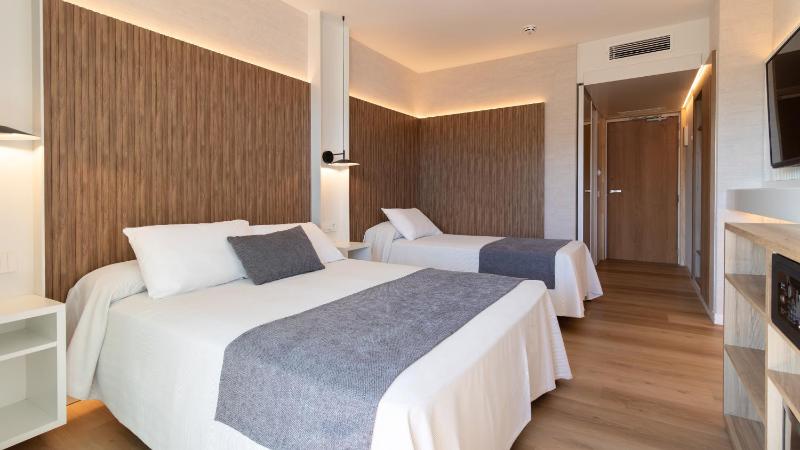 Double or Twin Room image 3