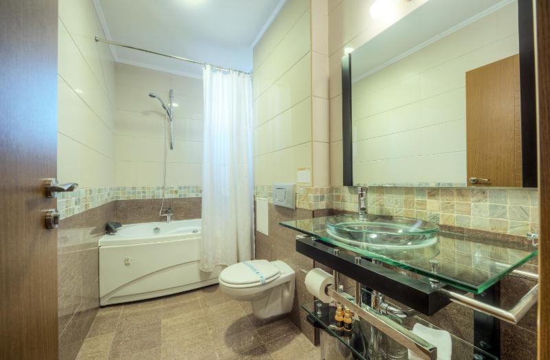 One-Bedroom Suite image 3
