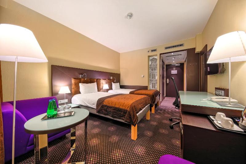 Standard Twin Room image 3