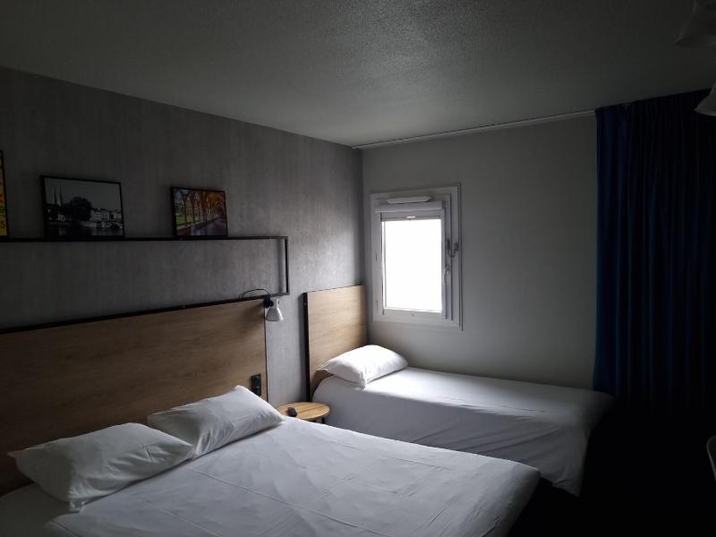 Standard Room with 1 Double and 1 Single Bed image 4