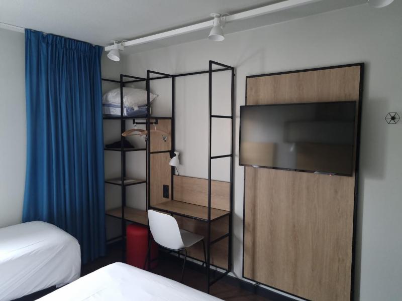 Standard Room with 1 Double and 1 Single Bed image 3