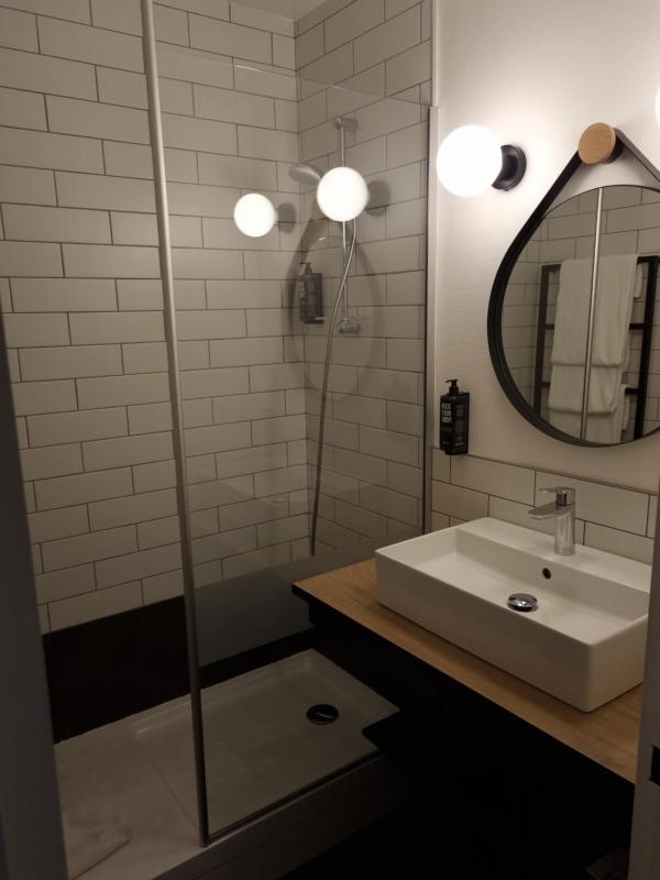 Standard Room with 1 Double and 1 Single Bed image 2