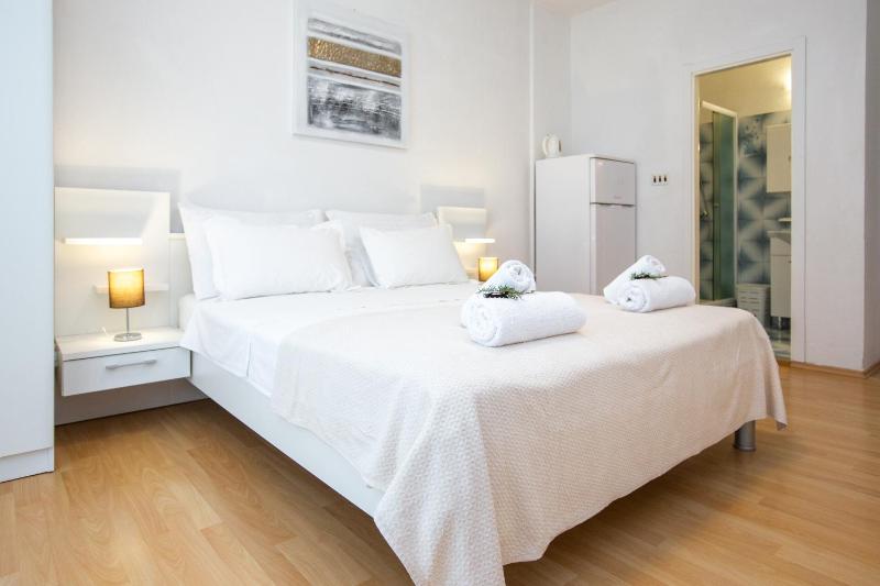 Deluxe Double Room with Balcony and Sea View image 2