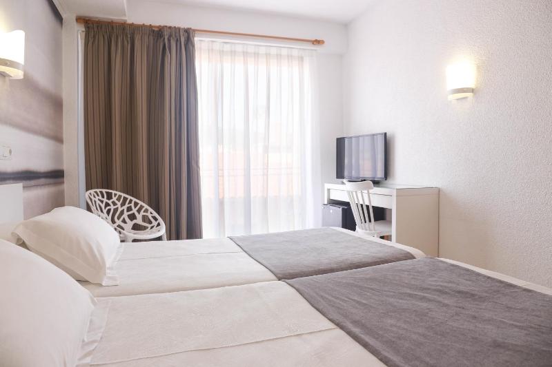 Standard Double Room image 3